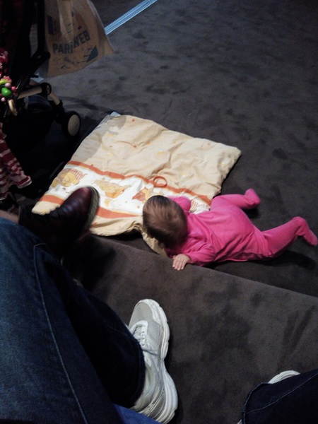 Bébé à mes pieds en salle Moebius, sur sa petite couverture