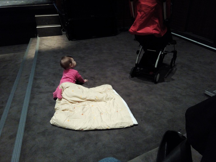 Bébé à l'entrée de la salle Moebius, par terre sur la moquette